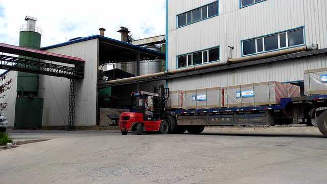 白山市东北亚新型建筑材料有限公司纸面石膏板装车发货
