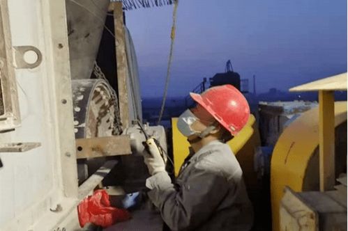图集报道 立足生产一线 展现检修风采 绿色建材厂现场抢修图集报道